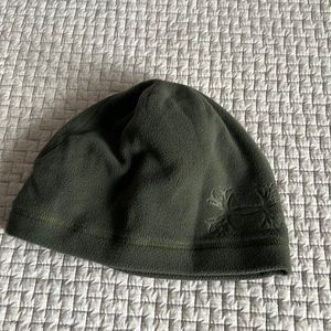 Men’s Under Armour beanie.
